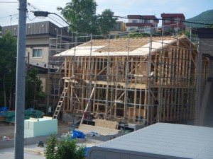 屋根の下地が出来る